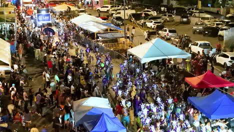 Multitud-De-Personas-Se-Reúnen-Para-Celebrar-Y-Festejar-Por-La-Noche-Del-Carnaval