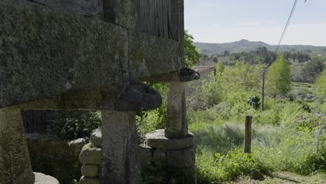 Nahaufnahme-Der-Traditionellen-Getreidespeicher-Basis-Aus-Stein-über-Mauer-Galicien-Spanien