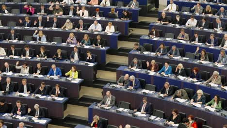 Toma-Panorámica-De-Los-Políticos-Del-Parlamento-Europeo-Votando-Durante-La-Sesión-Plenaria-De-La-Ue-En-Estrasburgo,-Francia---Plano-Medio