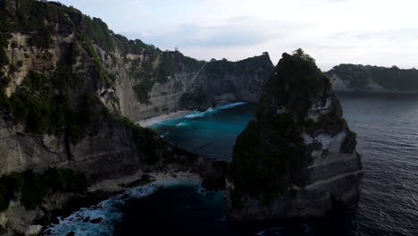 Hermosa-Playa-De-Diamantes,-Indonesia,-Paisaje-Natural-Del-Amanecer,-Aéreo