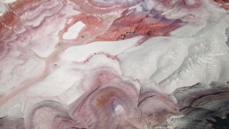 Luftaufnahme-über-Felsformationen-In-Sonnigen-Bentonit-Hügeln,-Utah,-USA