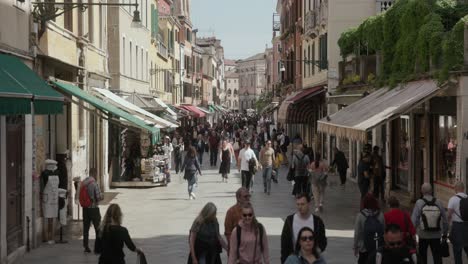 Calles-Concurridas-Y-Concurridas-De-Venecia-En-La-Ciudad-Metropolitana-De-Venecia,-Italia.