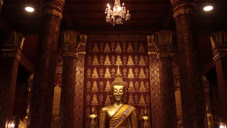 Goldene-Buddha-Statue-Mit-Rot-goldenem-Tempel-Interieur-In-Luang-Prabang,-Laos,-Südostasien
