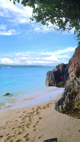 Vertikales-4k-Video,-Leerer-Tropischer-Strand-Auf-Exotischer-Insel,-Weißer-Sand-Unter-Bäumen-Und-Felsen