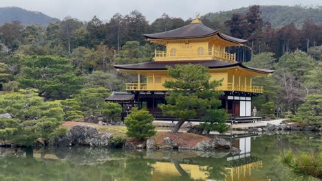 UNESCO-World-Heritage-Site---The-Famous-Kinkaku-ji-Temple-Golden-Pavilion-In-Kyoto,-Japan