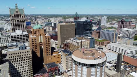 Aerial-Flyover-Establishing-Shot-Over-The-Central-Financial-District-Of-Downtown-Milwaukee,-Wisconsin