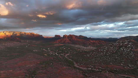 Bewölkter-Himmel-über-Der-Landstraße-Mit-Roten-Felsen-Im-Hintergrund-In-Sedona,-Arizona,-USA