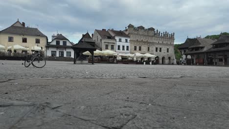 Tourism-enjoying-on-a-terrace-in-Kazimierz-Dolny-in-Poland
