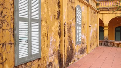 grungy-old-yellow-walls-in-the-citadel-in-old-quarter-Hanoi-the-capital-city-of-Vietnam-in-Southeast-Asia