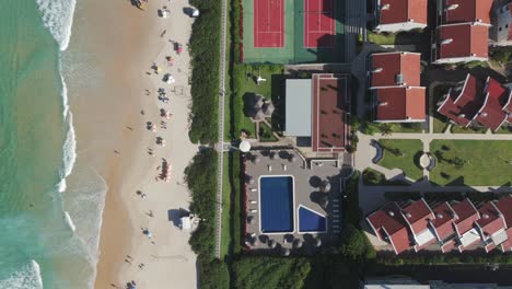 Die-Vogelperspektive-Zeigt-Praia-Brava-Und-Einen-Luxuriösen-Wohnkomplex-Mit-Pool-Und-Verschiedenen-Annehmlichkeiten