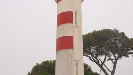 Low-Angle-of-Red-and-white-lighthouse-in-the-historic---Vieux-Port-in-La-Rochelle,-France