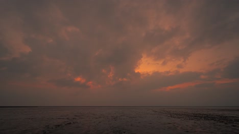 Lapso-De-Tiempo-Del-Cielo-Del-Atardecer-Del-Mar-De-Wadden-En-Jadebusen-En-El-Norte-De-Alemania-Con-Nubes-Moviéndose