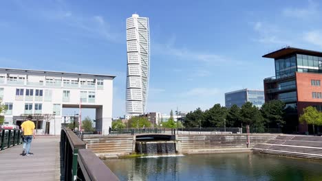 Paisaje-Tranquilo-De-Malmö-En-Suecia-Con-Rascacielos-Futurista-Con-Torso-Giratorio