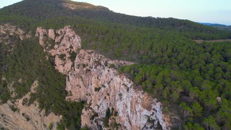 Picnic-En-Pareja-En-El-Borde-Del-Acantilado-Con-Vistas-Al-Paisaje-Verde-Durante-La-Puesta-De-Sol-En-Ibiza
