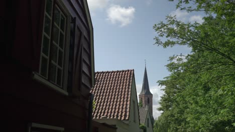 Blick-Auf-Den-Kirchturm-Von-Wassenaar-Und-Die-Dächer-Niederländischer-Architektur-Im-Sommer