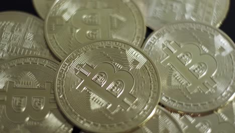 Glänzende-Goldene-Bitcoin-Goldmünze,-Kryptowährungsinvestition-Rotiert-Auf-Schwarzem-Hintergrund