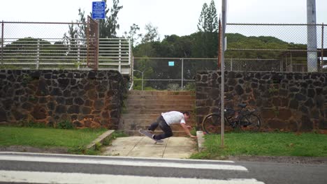 El-Skater-Recibe-Un-Fuerte-Golpe-Al-Patinar-Por-La-Novena-Escalera.