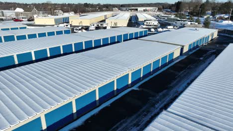 Lagereinheiten-In-Der-Garage-Sind-Im-Winter-Mit-Schnee-Bedeckt