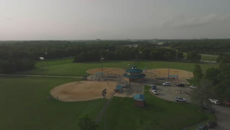 Eine-Luftaufnahme-Des-Kipper-Mease-Sports-Complex-Auf-Der-Red-Bluff-Road-In-Pasadena,-Texas,-Am-Späten-Nachmittag