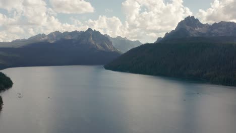 Imágenes-De-Drones-Del-Lago-Redfish-Y-Las-Montañas-Sawtooth-En-Idaho