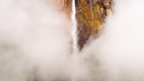 Wolkenbedeckte-Kaskaden-Der-Angel-Falls-Im-Canaima-Nationalpark,-Venezuela