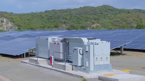 Luftumlaufbahn-Um-Generator-In-Großem-Solarpark-Zur-Erzeugung-Erneuerbarer-Energie