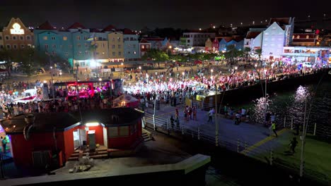 El-Dron-Asciende-Por-Encima-Del-Puente-De-Pontones-Mientras-Los-Artistas-Del-Carnaval-Se-Doblan-Por-La-Noche.