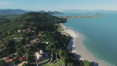 Eine-Vogelperspektive-Zeigt-Die-Malerische-Küste-Von-Praia-Do-Forte-Neben-Jurerê-Internacional-Und-Daniela-Beach-In-Florianopolis,-Santa-Catarina,-Brasilien