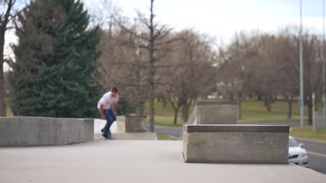 El-Hombre-Hace-Un-Kickflip-Por-La-Rampa-Y-Luego-Muele-La-Cornisa-De-Su-Patineta.