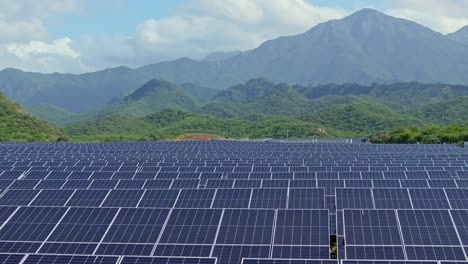 Riesige-Solarpanelen-Anlage-Mit-Bergen-Im-Hintergrund