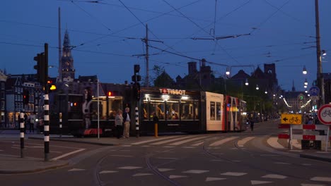 Straßenansicht-Bei-Nacht