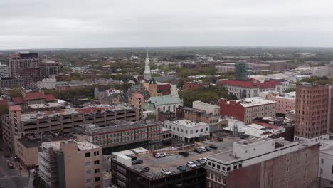 Low-aerial-shot-flying-over-charming-downtown-Savannah,-Georgia-along-the-Savannah-River