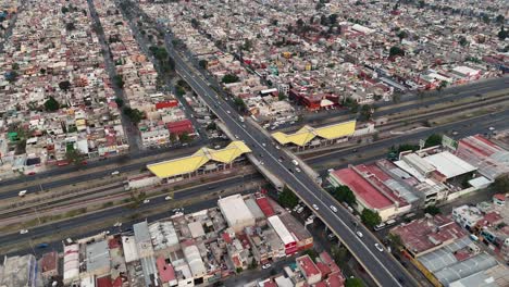 Vista-Aérea-De-La-Avenida-Central-En-Ecatepec,-Estación-Del-Metro-Cdmx