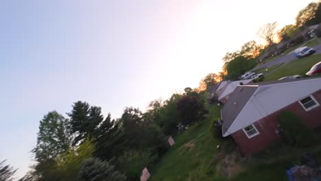 Amerikanische-Häuser-Mit-Grünem-Garten-Und-Parkenden-Autos-Während-Des-Sonnenuntergangs