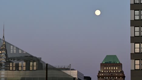 Vista-Hacia-La-Luna-En-Nueva-York,-Estados-Unidos.