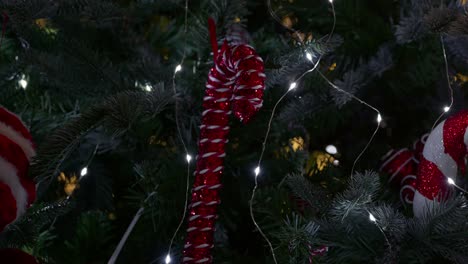 Weihnachtsbaum-Mit-Lichterkette-Und-Dekoration