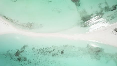 The-stunning-cayo-de-agua-with-turquoise-waters-and-white-sand-beach,-aerial-view
