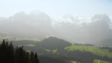österreichische-Berge-Und-Grüne-Felder