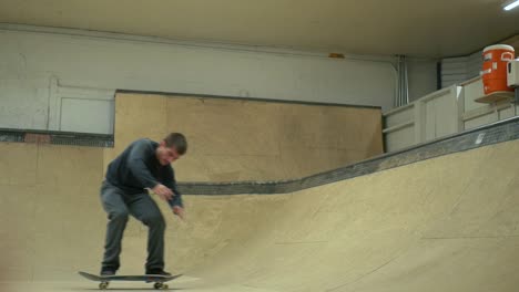 Blöder-Frontside-Flip-Auf-Einer-Indoor-Skateboard-Rampe