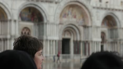 Tourist-Taking-Photos-Of-Saint-Mark’s-Basilica-In-Venice,-Italy
