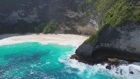 Smooth-Aerial-drone-shot-of-the-coast-of-Nusa-Penida-in-Bali