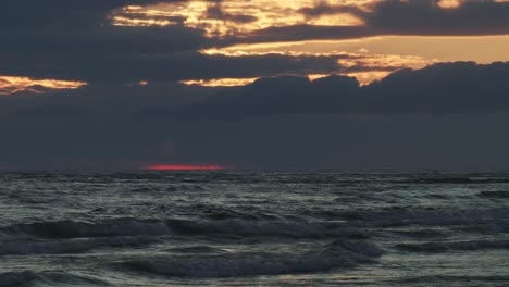 El-Crepúsculo-Brilla-En-Owen-Sound,-Las-Olas-Se-Agitan-Bajo-Un-Cielo-Nublado