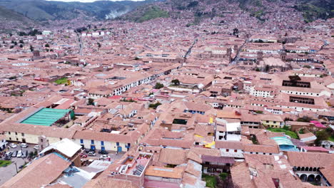 Panorama-Luftbildübersicht-über-Orangefarbene-Ziegeldächer-In-Der-Dichten-Stadt-Cusco,-Peru