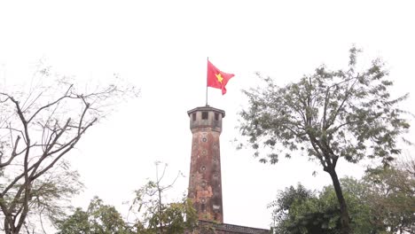 Bandera-Vietnamita-En-La-Cima-De-La-Torre-De-Hanoi-En-La-Ciudadela-De-Hanoi,-La-Capital-De-Vietnam-En-El-Sudeste-Asiático