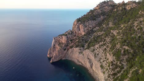 Acantilado-Costero-De-Ibiza-Disfrutando-Del-Cálido-Resplandor-Del-Atardecer