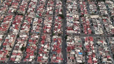 Mit-Einer-Drohne-Aufgenommene-Luftaufnahmen-Von-Häusern-Und-Alleen-In-Der-Gemeinde-Ecatepec-Nördlich-Von-CDMX
