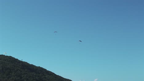 Paragliding,-Die-Kunst-Des-Stundenlangen-Gleitens-Ohne-Unterbrechung,-Verkörpert-Die-Freiheit-Und-Den-Nervenkitzel-Des-Anhaltenden-Flugs-Inmitten-Des-Grenzenlosen-Himmels