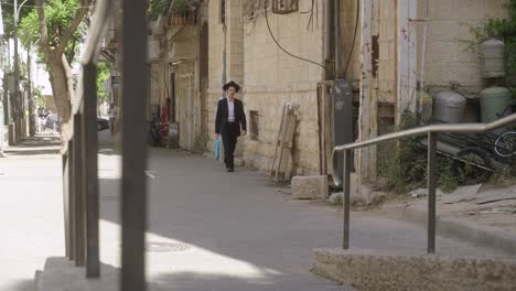 Hombre-Judío-Caminando-Por-Las-Calles-De-Jerusalén,-Israel