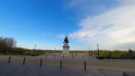 Timelapse-Apotheosis-Horse-Statue-in-Saint-Louis-with-Visitors-in-Missouri,-USA
