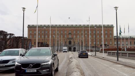 Stockholmer-Stadtschloss-Und-Straßenverkehr-Im-Winter,-Statische-Ansicht